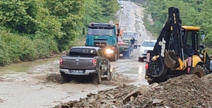 Ulus ağököyü sel yol kapandı