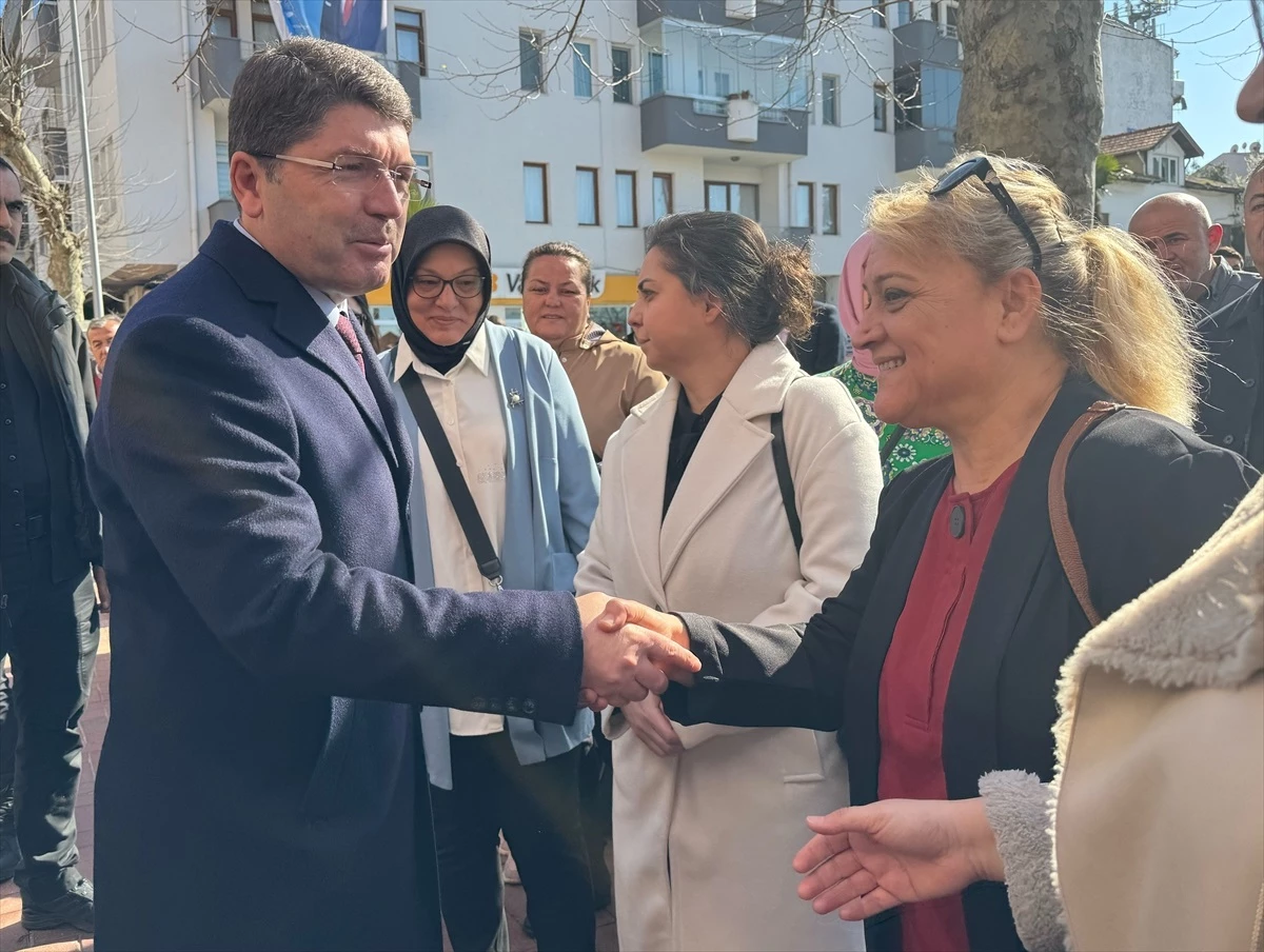 Adalet Bakanı Yılmaz Tunç, Bartın'ın Amasra ilçesinde esnafı ziyaret etti