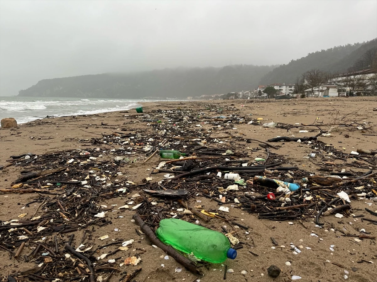 Bartın Irmağı'nın denize sürüklediği atıklar İnkumu sahilinde kirliliğe neden oldu