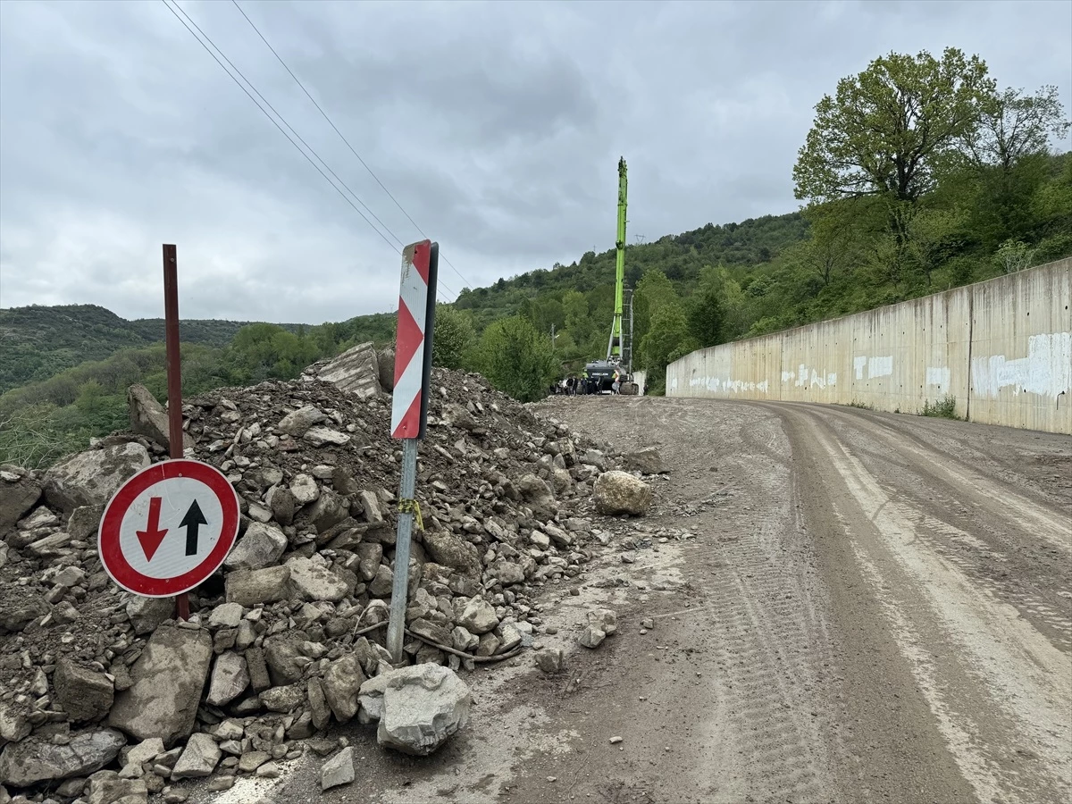 Bartın-Kastamonu kara yolunda heyelan nedeniyle çalışma başlatıldı
