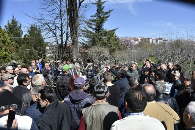 Bartın Tarım İl Müdürlüğü uygulama sahasında çiftçilere budama eğitimi doğru verim alma yöntemleri bilgilendirildi.