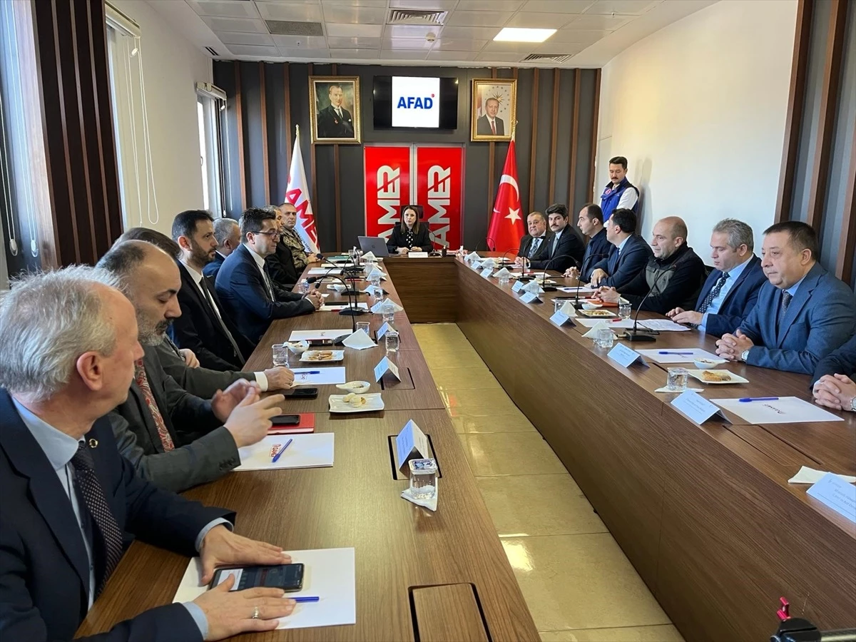 Bartın Valisi Nurtaç Arslan, deprem bölgesindeki arama kurtarma ekipleriyle buluştu