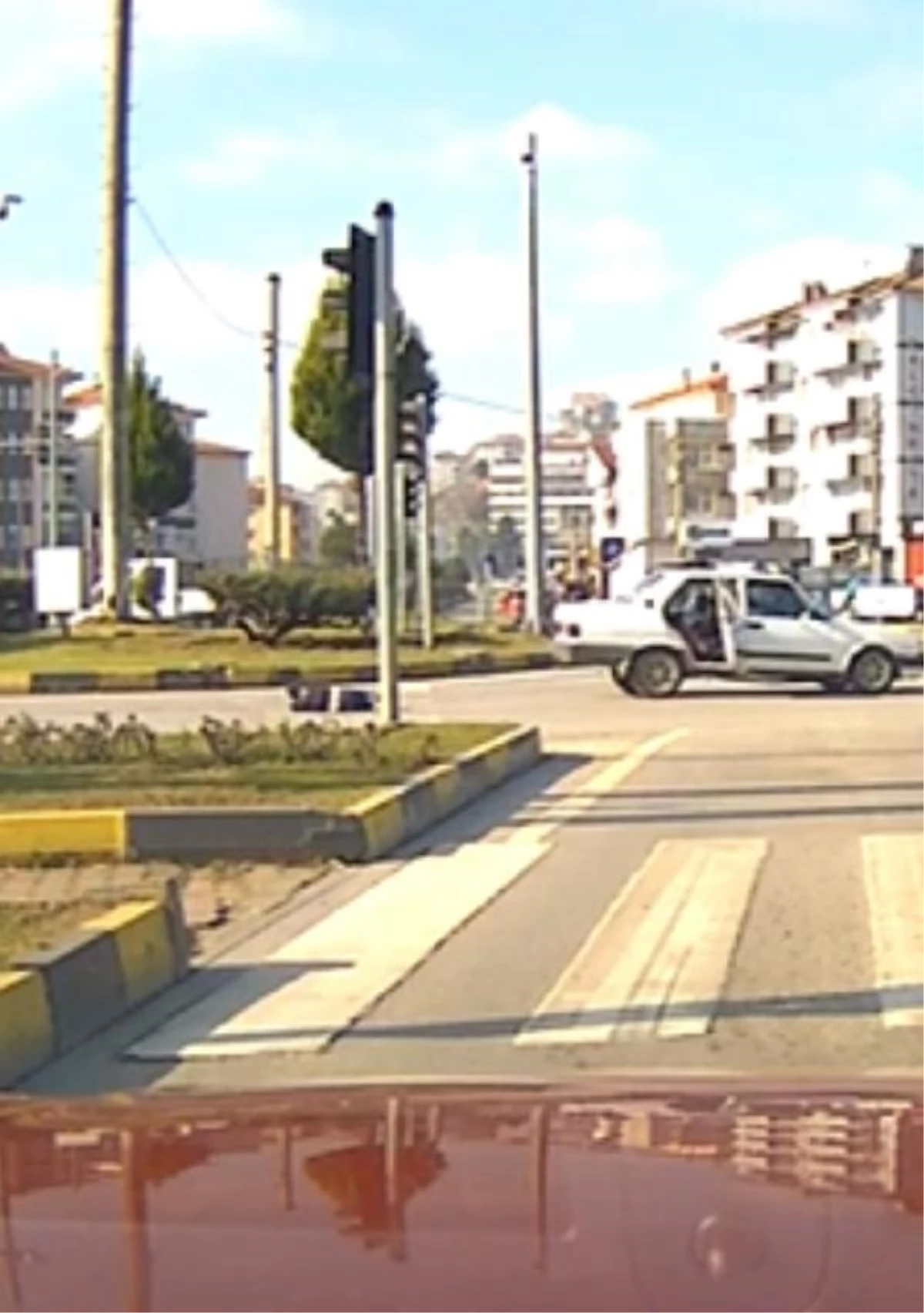 Bartın'da açılan arka kapıdan düşen çocuk yara almadan kurtuldu