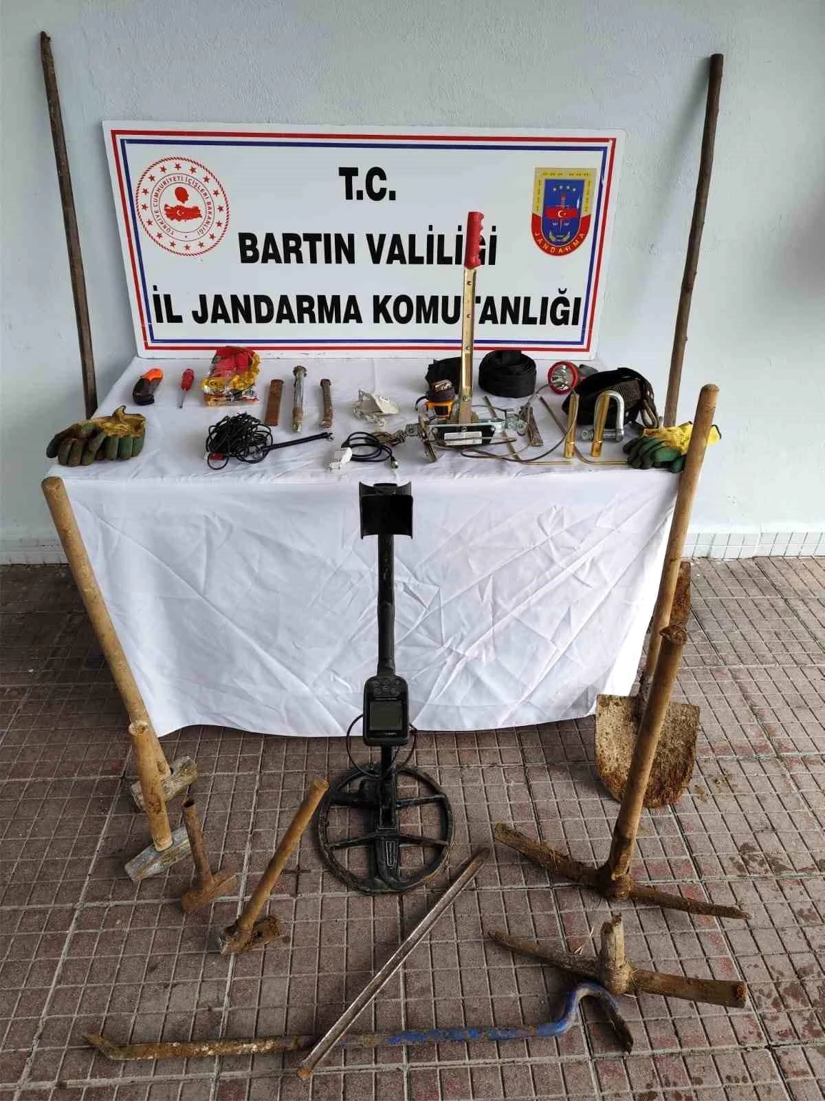 Bartın'da Hazine Arayan 2 Kişi Jandarma Tarafından Yakalandı