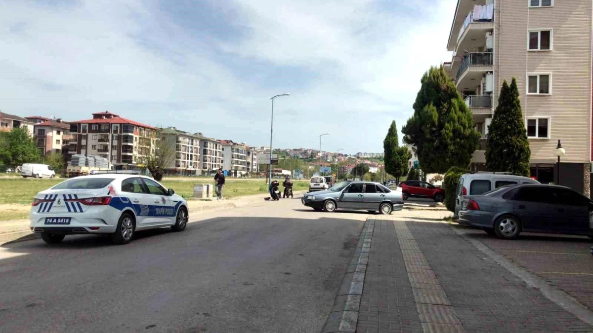 Bartın'da Kurye ile Otomobil Çarpıştı