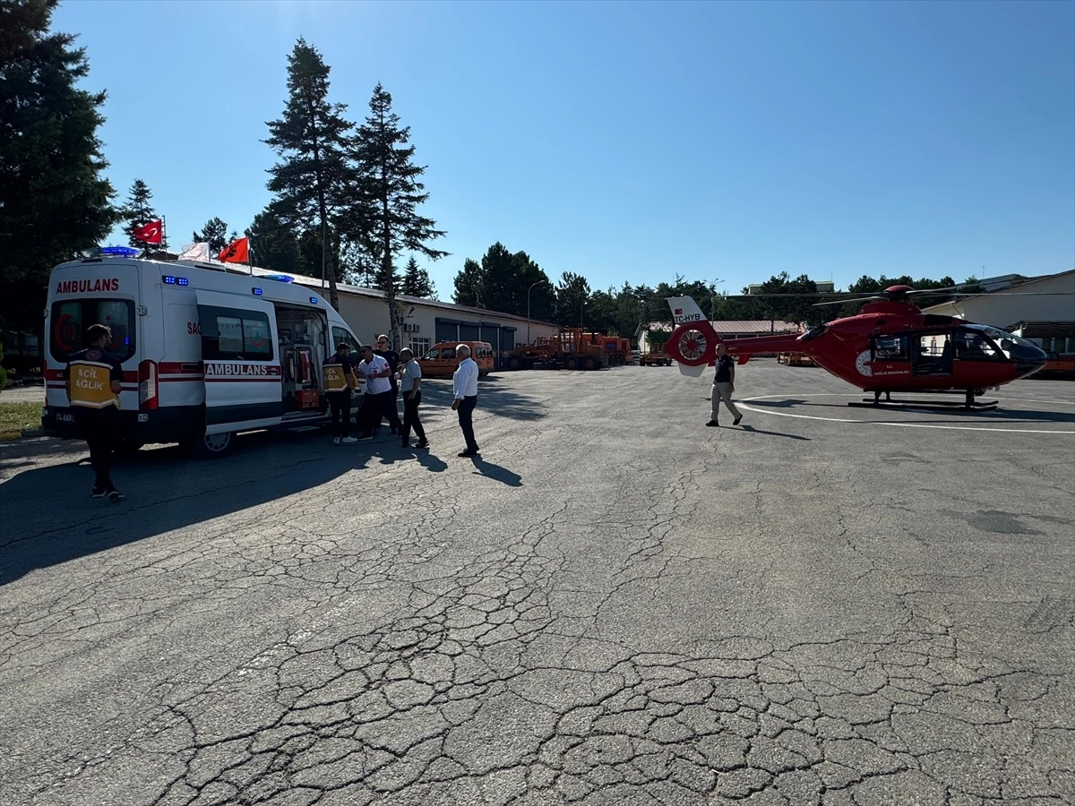 Bartın'da odun keserken yaralanan kişi ambulans helikopterle Ankara'ya sevk edildi