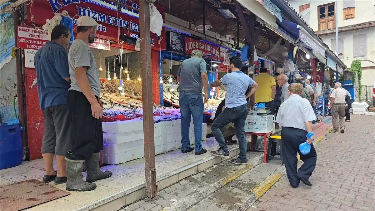Denizlerde av yasağı sona erdi, Karabük'te balık tezgahları hareketlendi