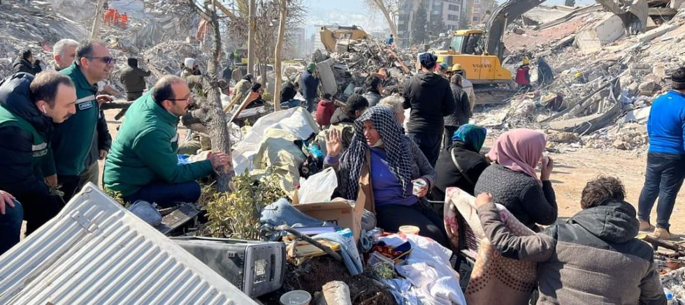 DSİ Genel müdürü Mehmet Akif Balta enkazların başında ekipleriyle çalışıyor.
