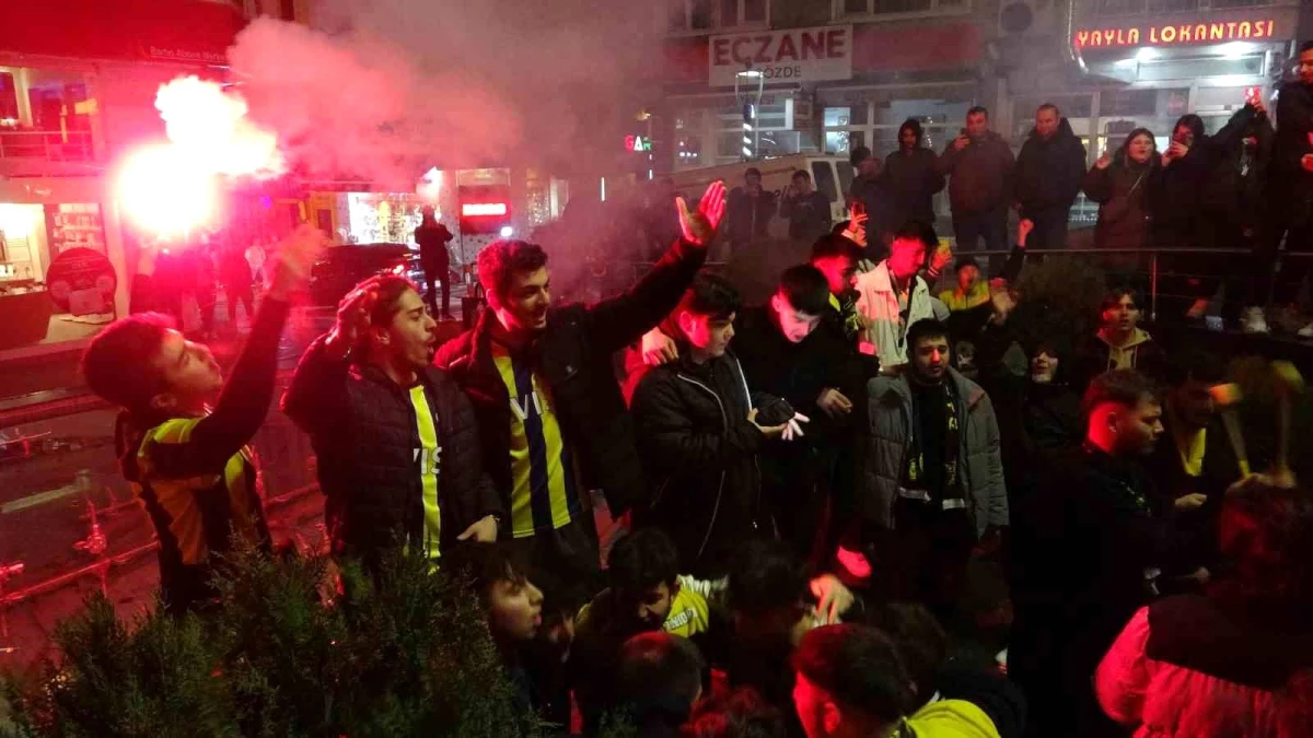 Fenerbahçe-Galatasaray Derbisi Öncesi Taraftarlar Coşkuyla Yürüdü