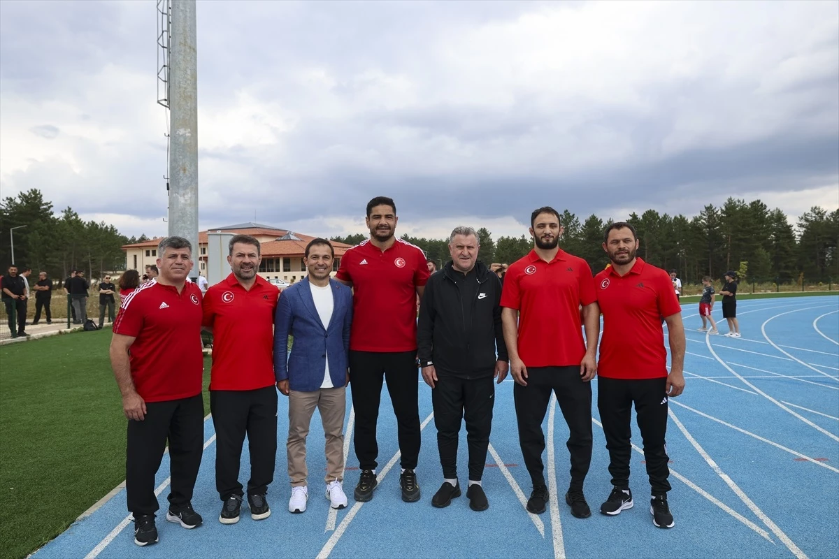 Gençlik ve Spor Bakanı Osman Aşkın Bak, milli sporcularla buluştu