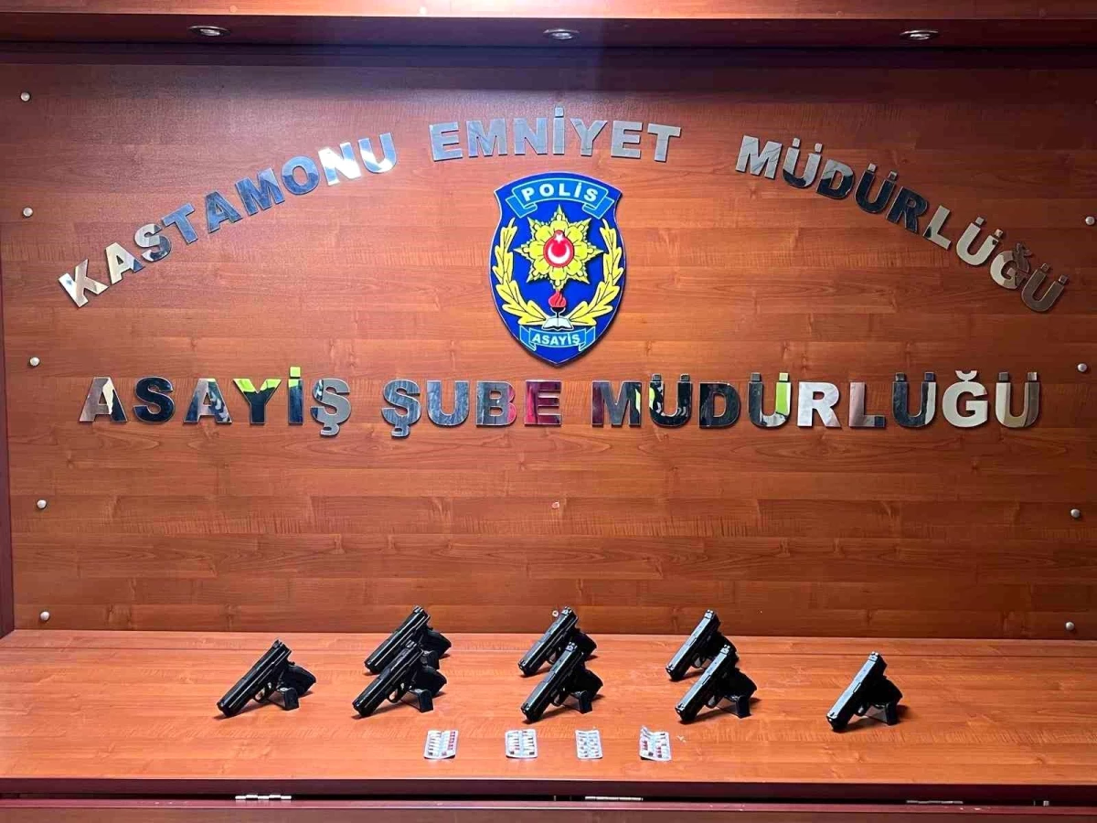 Kastamonu'da 8 Tabanca ve 49 Sentetik Ecza Hapı Ele Geçirildi