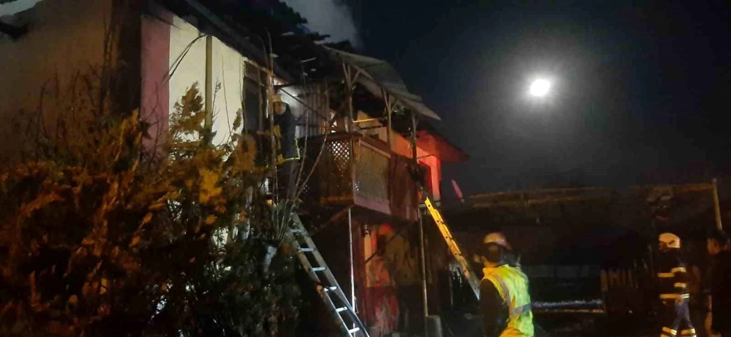 Kastamonu'da çıkan yangında 2 ev ve bir araç kullanılamaz hale geldi