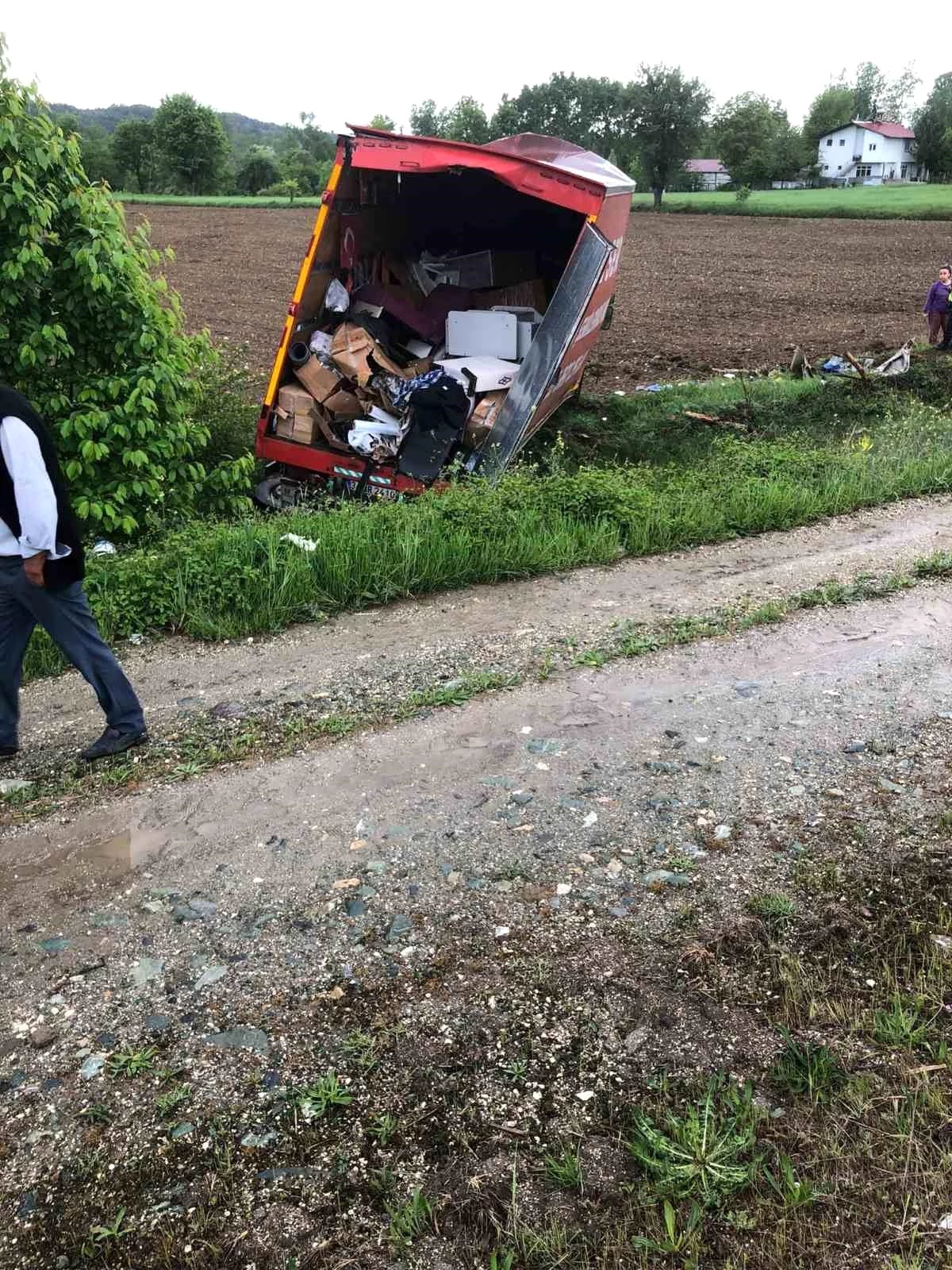 Kastamonu'da ev eşyası taşıyan kamyonun tarlaya uçması sonucu 2 kişi yaralandı
