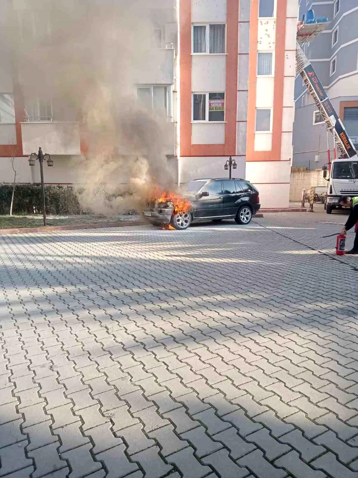 Kastamonu'da park halindeki araç yangında kullanılamaz hale geldi
