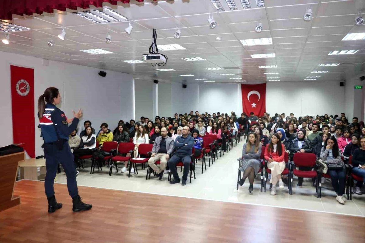 Kastamonu'da Üniversite Öğrencilerine ve Akademisyenlere Uyuşturucu Mücadelesi Eğitimi Verildi