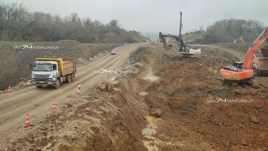Sel afetinde çöken karayoluna  30 metre uzunluğunda köprü inşasi basladi.