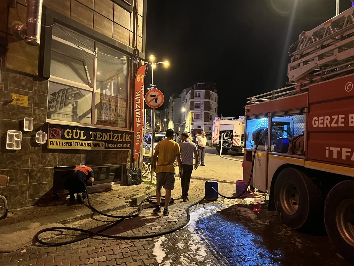 Sinop'ta temizlik malzemeleri satan dükkan yangında kullanılamaz hale geldi