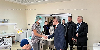 Bartın Şehit Cem Kanbur Ağız ve Diş Sağlığı Merkezi Başhekimi Elif Çelik ve merkezde görevli doktorları ziyaret ederek günlerini kutladı