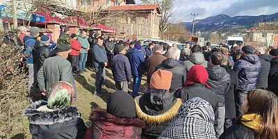 Dut ağacına üç basamaklı merdivenle çıkarken kalp krizi ile öldü.