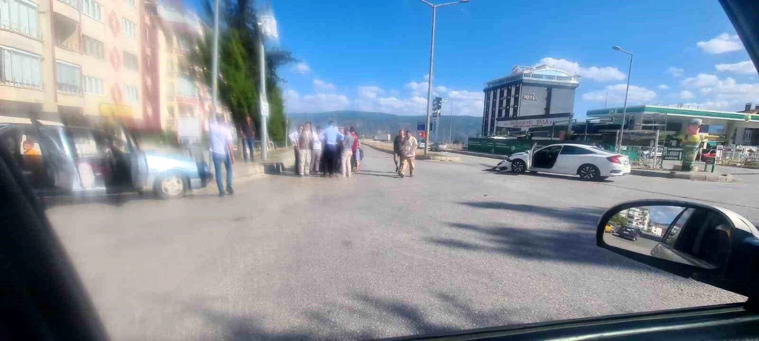 Tosya'da 3 araç çarpıştı, 1 kişi yaralandı