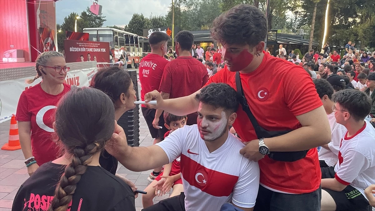 Türkiye'nin EURO 2024 çeyrek final maçını dev ekranlarda izleyen vatandaşlar üzüntü yaşadı