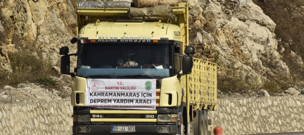 Yakacak odun yüklü kamyonlar deprem bölgesine hareket etti