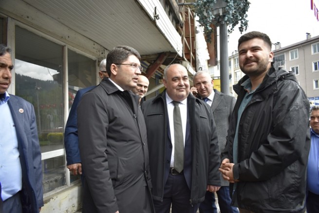 Yılmaz Tunç ve Yusuf Ziya Aldatmaz Ulus İlçesinde vatandaşlarla bayramlaştı.