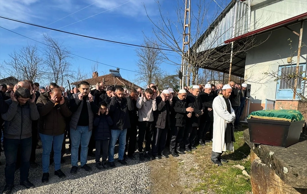Zonguldak'ta maden kazasında hayatını kaybeden işçi toprağa verildi