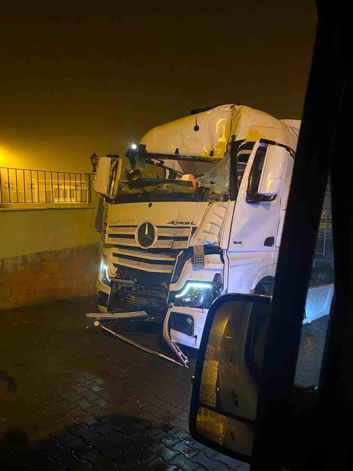 Zonguldak'ta yağışlı hava nedeniyle kontrolden çıkan tır elektrik direğine çarptı